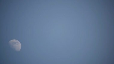 Moon Timelapse, Stock zamanaşımı: Dolunay karanlık gökyüzünde yükseliyor, gece vakti. Dolunay zamanı, gece karanlığında karanlık gökyüzünde ay ışığıyla birlikte kaybolur. Yüksek kaliteli beleş video kaydı veya zaman ayarlı