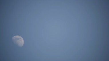 Moon Timelapse, Stock zamanaşımı: Dolunay karanlık gökyüzünde yükseliyor, gece vakti. Dolunay zamanı, gece karanlığında karanlık gökyüzünde ay ışığıyla birlikte kaybolur. Yüksek kaliteli beleş video kaydı veya zaman ayarlı