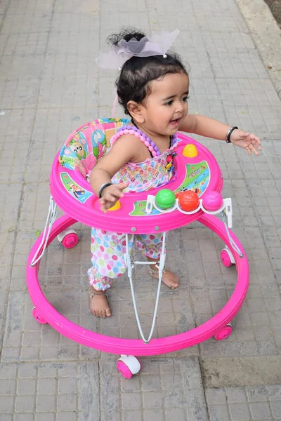 Imagen Dulce Niña Una Corona Retrato Cerca Linda Niña Sonriente — Foto de Stock