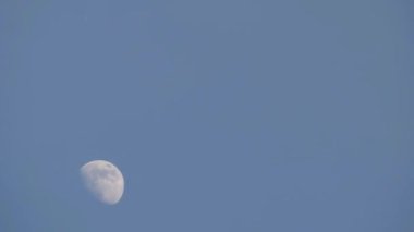 Moon Timelapse, Stock zamanaşımı: Dolunay karanlık gökyüzünde yükseliyor, gece vakti. Dolunay zamanı, gece karanlığında karanlık gökyüzünde ay ışığıyla birlikte kaybolur. Yüksek kaliteli beleş video kaydı veya zaman ayarlı