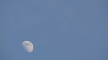 Moon Timelapse, Stock zamanaşımı: Dolunay karanlık gökyüzünde yükseliyor, gece vakti. Dolunay zamanı, gece karanlığında karanlık gökyüzünde ay ışığıyla birlikte kaybolur. Yüksek kaliteli beleş video kaydı veya zaman ayarlı