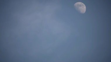 Moon Timelapse, Stock zamanaşımı: Dolunay karanlık gökyüzünde yükseliyor, gece vakti. Dolunay zamanı, gece karanlığında karanlık gökyüzünde ay ışığıyla birlikte kaybolur. Yüksek kaliteli beleş video kaydı veya zaman ayarlı