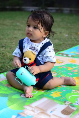 9 aylık açık hava çocuğu - stok fotoğrafı, parkta oynayan şirin çocuk, akşam vakti eğlenen tatlı küçük oğlan