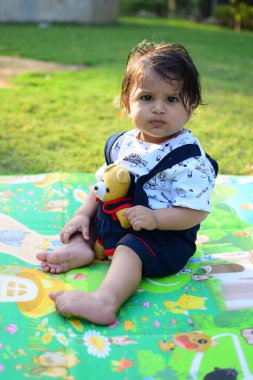 9 aylık açık hava çocuğu - stok fotoğrafı, parkta oynayan şirin çocuk, akşam vakti eğlenen tatlı küçük oğlan