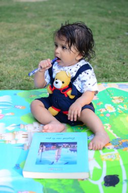 9 aylık açık hava çocuğu - stok fotoğrafı, parkta oynayan şirin çocuk, akşam vakti eğlenen tatlı küçük oğlan