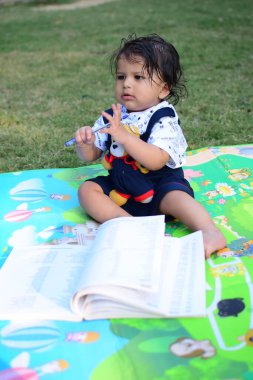 9 aylık açık hava çocuğu - stok fotoğrafı, parkta oynayan şirin çocuk, akşam vakti eğlenen tatlı küçük oğlan