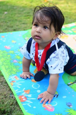 9 aylık açık hava çocuğu - stok fotoğrafı, parkta oynayan şirin çocuk, akşam vakti eğlenen tatlı küçük oğlan