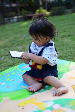 9 aylık açık hava çocuğu - stok fotoğrafı, parkta oynayan şirin çocuk, akşam vakti eğlenen tatlı küçük oğlan