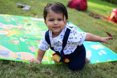 9 aylık açık hava çocuğu - stok fotoğrafı, parkta oynayan şirin çocuk, akşam vakti eğlenen tatlı küçük oğlan