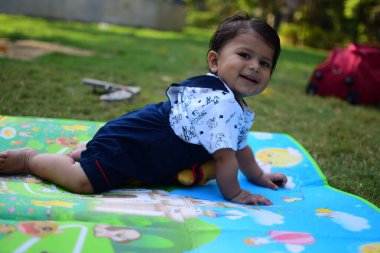 9 aylık açık hava çocuğu - stok fotoğrafı, parkta oynayan şirin çocuk, akşam vakti eğlenen tatlı küçük oğlan