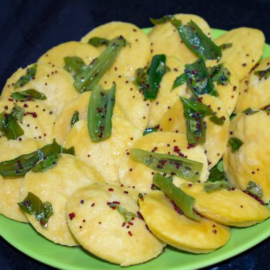 Dhokla Khaman tabakta kişniş süsleme, taze ve sıcak sarımsı khaman dhokla ile ev yapımı baharatlar, Hindistan, ev yapımı dhokla