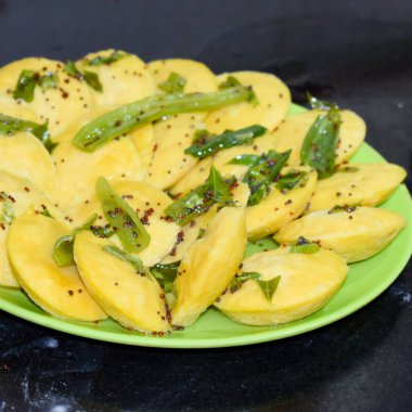 Dhokla Khaman tabakta kişniş süsleme, taze ve sıcak sarımsı khaman dhokla ile ev yapımı baharatlar, Hindistan, ev yapımı dhokla