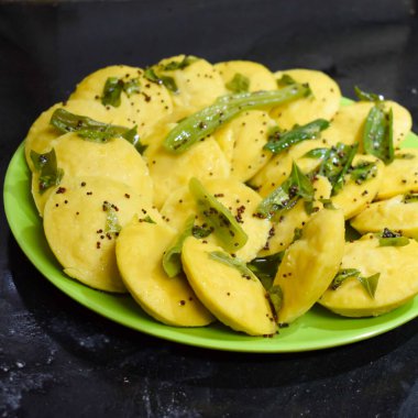 Dhokla Khaman tabakta kişniş süsleme, taze ve sıcak sarımsı khaman dhokla ile ev yapımı baharatlar, Hindistan, ev yapımı dhokla