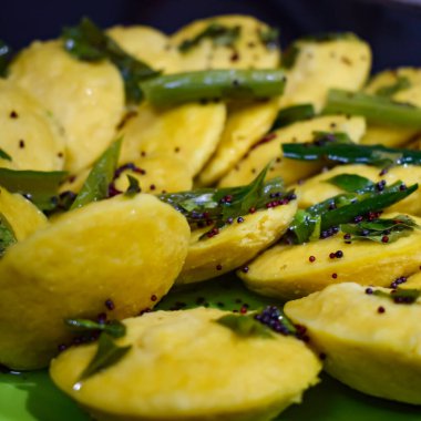 Dhokla Khaman tabakta kişniş süsleme, taze ve sıcak sarımsı khaman dhokla ile ev yapımı baharatlar, Hindistan, ev yapımı dhokla