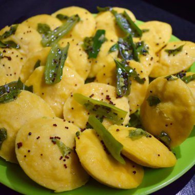 Dhokla Khaman tabakta kişniş süsleme, taze ve sıcak sarımsı khaman dhokla ile ev yapımı baharatlar, Hindistan, ev yapımı dhokla