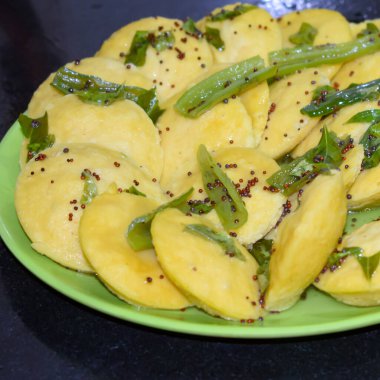 Dhokla Khaman tabakta kişniş süsleme, taze ve sıcak sarımsı khaman dhokla ile ev yapımı baharatlar, Hindistan, ev yapımı dhokla