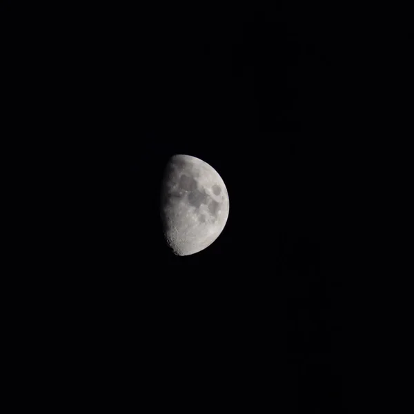 满月在夜空中 大超级月亮在漆黑的夜晚在天空中 — 图库照片