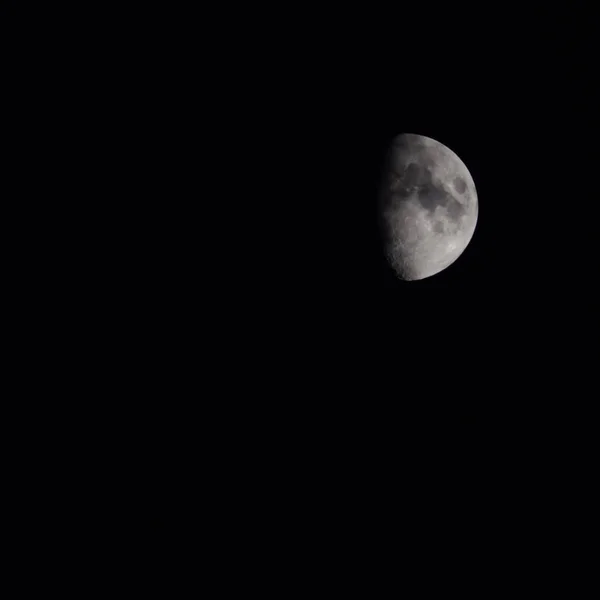 满月在夜空中 大超级月亮在漆黑的夜晚在天空中 — 图库照片