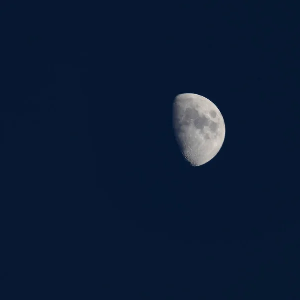 满月在夜空中 大超级月亮在漆黑的夜晚在天空中 — 图库照片