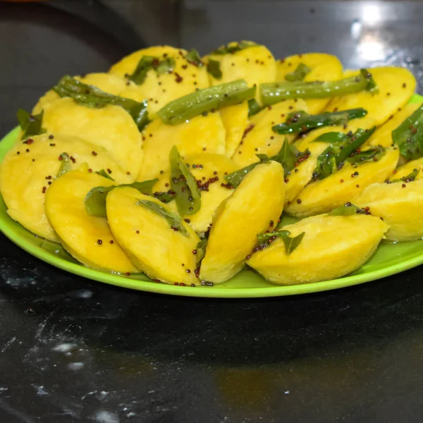 Dhokla Khaman 접시에 안데르 복장으로 신선하고 뜨거운 누르스름 Khaman Dhokla — 스톡 사진