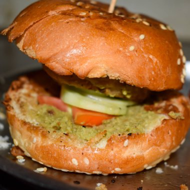 Ev yapımı lezzetli hamburgerlerin yakın çekimi, Lezzetli ev yapımı ızgara burger sığır eti, domates, peynir, pastırma ve marul soslu. Fast food ve abur cubur konsepti. Düz yatıyordu