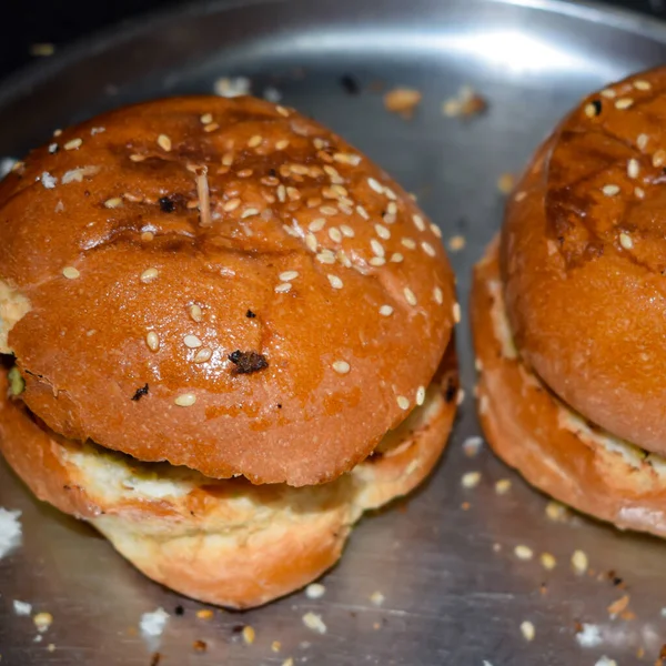 Yapımı Lezzetli Hamburgerlerin Yakın Çekimi Lezzetli Yapımı Izgara Burger Sığır — Stok fotoğraf