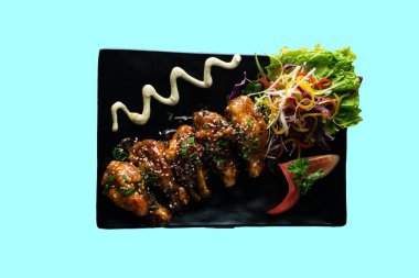 Çeri domatesli ızgara tavuk göğsü, yeşil Fransız fasulyesi, sarımsak, otlar, salamura edilmiş sağlıklı tavuk göğsü.