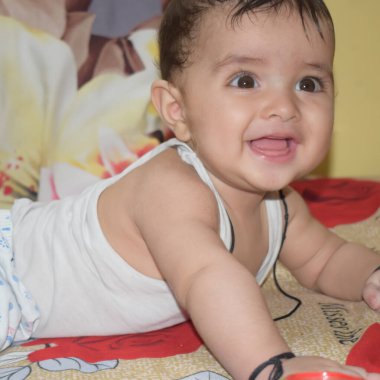 11 Ay Kapalı Kapılar 'da Bebek - Stok fotoğrafı, Yatakta oynayan Tatlı Çocuk, Gündüzleri eğlenen Tatlı Çocuk