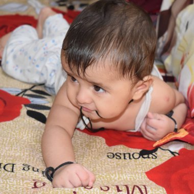 11 Ay Kapalı Kapılar 'da Bebek - Stok fotoğrafı, Yatakta oynayan Tatlı Çocuk, Gündüzleri eğlenen Tatlı Çocuk