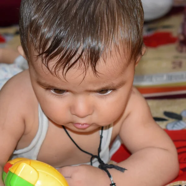 Menino Mês Dentro Casa Verão Foto Stock Menino Bonito Brincando — Fotografia de Stock