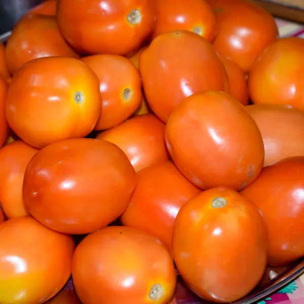 Deliciosos Tomates Rojos Verano Bandeja Mercado Agrícola Granja Llena Verduras — Foto de Stock