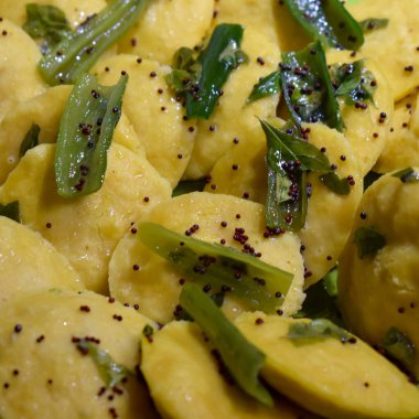Dhokla Khaman tabakta kişniş süsleme, taze ve sıcak sarımsı khaman dhokla ile ev yapımı baharatlar, Hindistan, ev yapımı dhokla