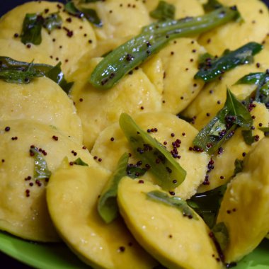 Dhokla Khaman tabakta kişniş süsleme, taze ve sıcak sarımsı khaman dhokla ile ev yapımı baharatlar, Hindistan, ev yapımı dhokla