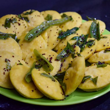 Dhokla Khaman tabakta kişniş süsleme, taze ve sıcak sarımsı khaman dhokla ile ev yapımı baharatlar, Hindistan, ev yapımı dhokla