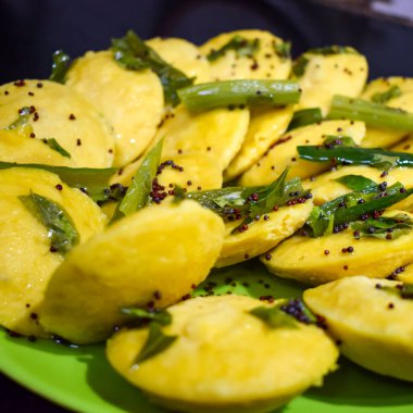 Dhokla Khaman tabakta kişniş süsleme, taze ve sıcak sarımsı khaman dhokla ile ev yapımı baharatlar, Hindistan, ev yapımı dhokla