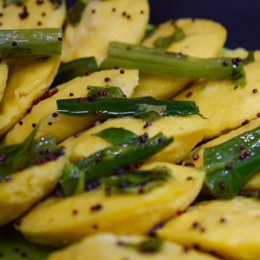 Dhokla Khaman tabakta kişniş süsleme, taze ve sıcak sarımsı khaman dhokla ile ev yapımı baharatlar, Hindistan, ev yapımı dhokla