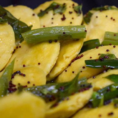 Dhokla Khaman tabakta kişniş süsleme, taze ve sıcak sarımsı khaman dhokla ile ev yapımı baharatlar, Hindistan, ev yapımı dhokla