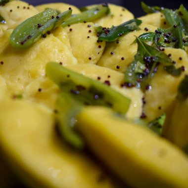 Dhokla Khaman tabakta kişniş süsleme, taze ve sıcak sarımsı khaman dhokla ile ev yapımı baharatlar, Hindistan, ev yapımı dhokla