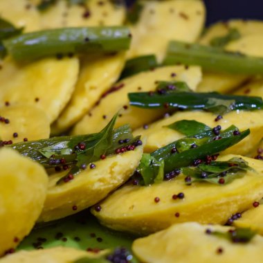 Dhokla Khaman tabakta kişniş süsleme, taze ve sıcak sarımsı khaman dhokla ile ev yapımı baharatlar, Hindistan, ev yapımı dhokla