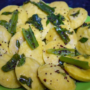 Dhokla Khaman tabakta kişniş süsleme, taze ve sıcak sarımsı khaman dhokla ile ev yapımı baharatlar, Hindistan, ev yapımı dhokla