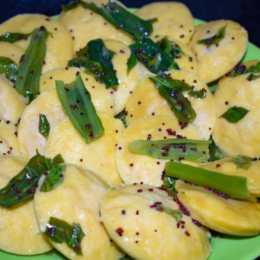 Dhokla Khaman tabakta kişniş süsleme, taze ve sıcak sarımsı khaman dhokla ile ev yapımı baharatlar, Hindistan, ev yapımı dhokla