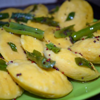 Dhokla Khaman tabakta kişniş süsleme, taze ve sıcak sarımsı khaman dhokla ile ev yapımı baharatlar, Hindistan, ev yapımı dhokla