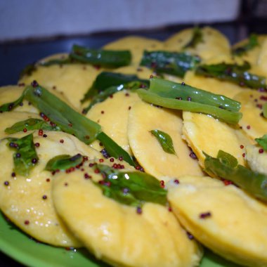 Dhokla Khaman tabakta kişniş süsleme, taze ve sıcak sarımsı khaman dhokla ile ev yapımı baharatlar, Hindistan, ev yapımı dhokla