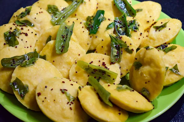 Dhokla Khaman tabakta kişniş süsleme, taze ve sıcak sarımsı khaman dhokla ile ev yapımı baharatlar, Hindistan, ev yapımı dhokla