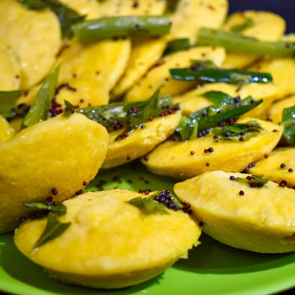 Dhokla Khaman tabakta kişniş süsleme, taze ve sıcak sarımsı khaman dhokla ile ev yapımı baharatlar, Hindistan, ev yapımı dhokla