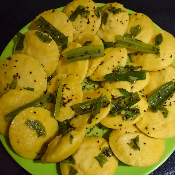 Dhokla Khaman 접시에 안데르 복장으로 신선하고 뜨거운 누르스름 Khaman Dhokla — 스톡 사진