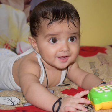 11 Ay Kapalı Kapılar 'da Bebek - Stok fotoğrafı, Yatakta oynayan Yakışıklı Çocuk, Evde eğlenen Tatlı Küçük Bebek