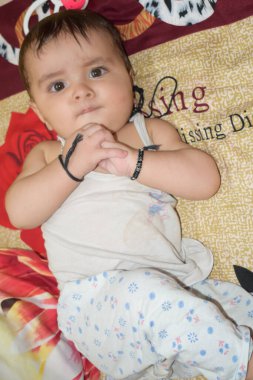 11 Ay Kapalı Kapılar 'da Bebek - Stok fotoğrafı, Yatakta oynayan Yakışıklı Çocuk, Evde eğlenen Tatlı Küçük Bebek