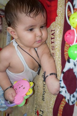 11 Ay Kapalı Kapılar 'da Bebek - Stok fotoğrafı, Yatakta oynayan Yakışıklı Çocuk, Evde eğlenen Tatlı Küçük Bebek