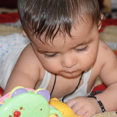 11 Ay Kapalı Kapılar 'da Bebek - Stok fotoğrafı, Yatakta oynayan Yakışıklı Çocuk, Evde eğlenen Tatlı Küçük Bebek